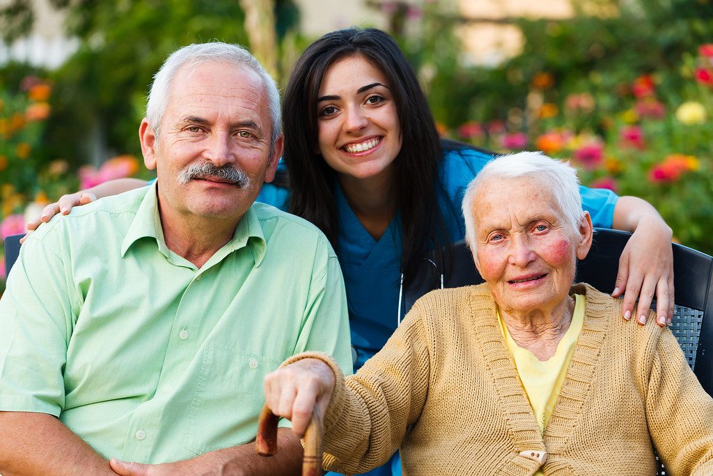 Familia junto a una cuidadora y un señor mayor